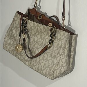 Michael Kors Cynthia vanilla monogram, medium satchel Crossbody